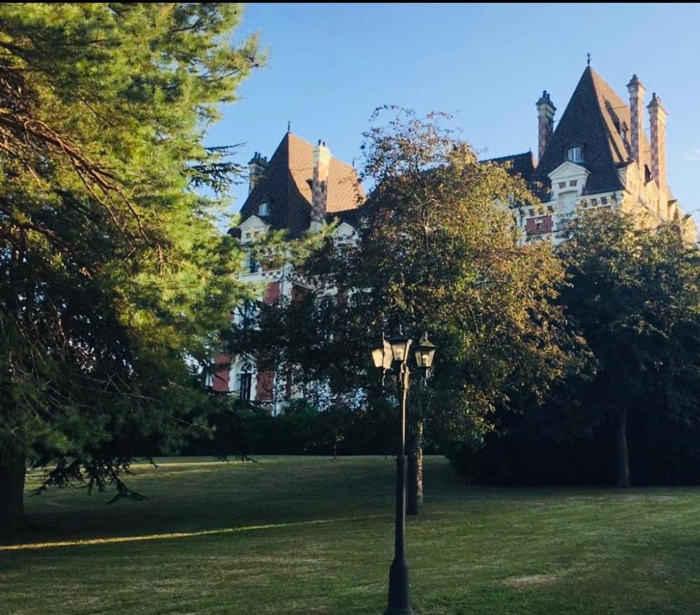 Un Appartement Dans Un Chateau Deauville Extérieur photo