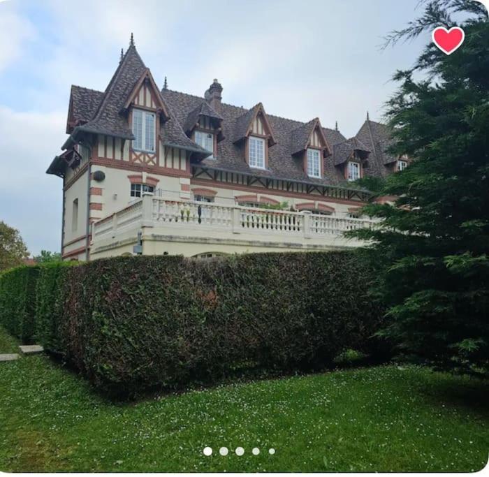 Un Appartement Dans Un Chateau Deauville Extérieur photo
